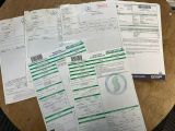 de nombreux papiers qui traînent sur une table