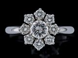gros plan d'une bague en diamant sur une surface noire