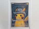 une carte à collectionner Pokémon représentant Pikachu avec un chapeau
