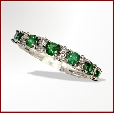 bague en émeraude et diamant sur fond blanc