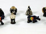 cinq figurines d'éléphants sur un fond blanc