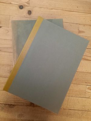 deux feuilles de papier posées sur une table en bois