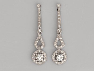 une paire de boucles d'oreilles en diamant et or blanc