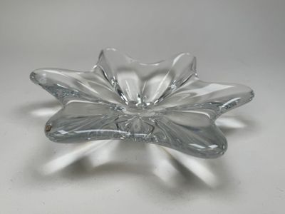 une fleur en verre posée sur une table
