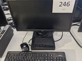 un clavier et un écran posés sur un bureau, avec une étiquette de prix dessus
