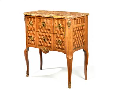 une petite commode en bois avec un plateau en marbre