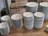de nombreuses piles d'assiettes et de tasses sur la table