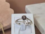 une bague qui se trouve dans une boîte sur une table