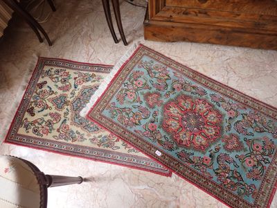 deux tapis posés par terre à côté d'une chaise