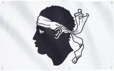 une photo en noir et blanc d'un homme portant un bandana sur la tête
