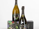 deux bouteilles de champagne et une boîte de chocolats