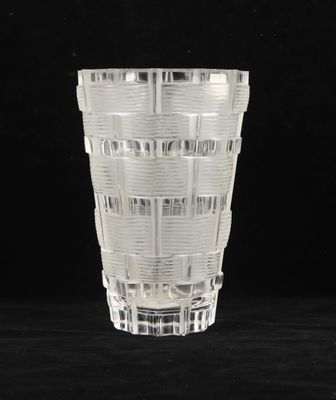 une photo d'un verre transparent sur fond noir