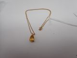 un collier en or orné d'une citrine en forme de larme