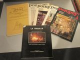 Plusieurs livres sont posés sur une table devant un ordinateur portable