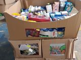 un chariot en carton contenant de nombreux articles dans un entrepôt