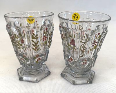 deux vases en verre posés sur une table