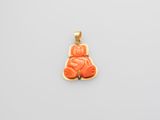 un pendentif en forme d'ours aux couleurs or et corail sur fond blanc