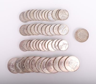 beaucoup de pièces de monnaie posées les unes à côté des autres sur une table