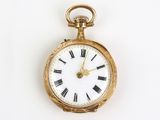 une vieille montre de poche en or avec des chiffres romains et des chiffres romains sur le cadran