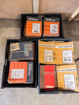 plusieurs cartons de livres posés par terre les uns à côté des autres