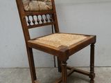 une chaise en bois avec une assise en osier