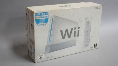 Console de jeux Nintendo Wii dans son emballage d'origine, sur fond blanc, avec un logo bleu et blanc