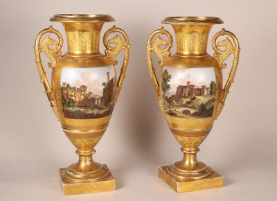 paire de vases en or avec, en arrière-plan, une peinture représentant un château