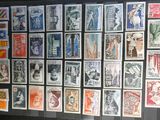 de nombreux timbres différents exposés dans une vitrine