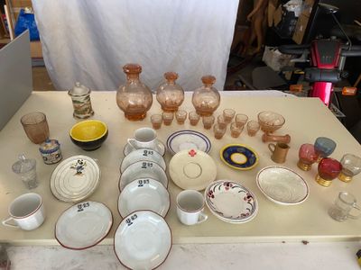 une table sur laquelle se trouvent beaucoup de plats et de tasses