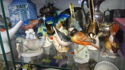 une vitrine contenant de nombreux objets en verre