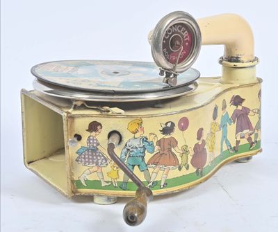 un tourne-disque à l'ancienne surmonté d'une horloge
