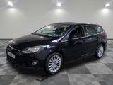 une photo d'une Ford Focus break noire garée dans un garage