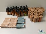 beaucoup de bouteilles et d'emballages sur la table