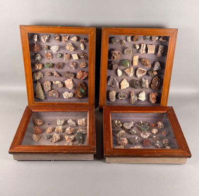 deux vitrines en bois remplies de roches et de pierres diverses