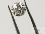 une image représentant un diamant en train d'être taillé à l'aide d'une paire de pinces