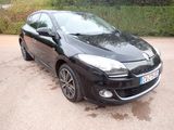 une photo d'une voiture noire garée sur le bord de la route