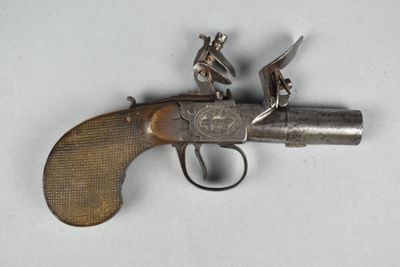 un vieux fusil exposé sur une table
