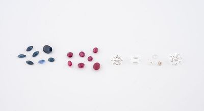 un ensemble de pierres de différentes couleurs disposées en rangée sur une surface blanche