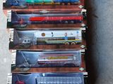 six types différents de petits trains exposés dans une vitrine