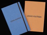 deux carnets portant l'inscription « Louis Vuitton »