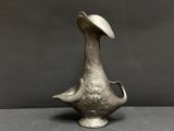 une image représentant un vase en argent orné d'une tête d'oiseau
