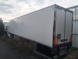 un camion blanc garé devant un bâtiment