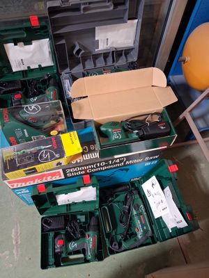 de nombreux outils différents dans la boîte posée par terre