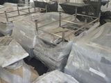 beaucoup de matelas emballés dans du plastique