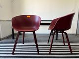 deux chaises rouges placées l'une à côté de l'autre sur un tapis