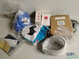 beaucoup d'objets posés sur le sol