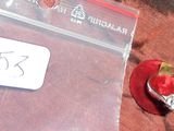 une pomme rouge posée dans un sac transparent à côté d'une pomme rouge