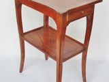 une petite table en bois avec une étagère