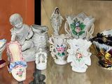 de nombreuses figurines exposées dans une vitrine