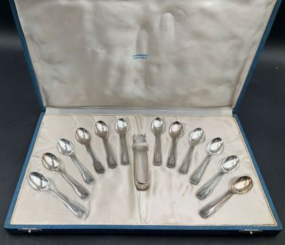 six cuillères et deux cuillères dans un étui bleu